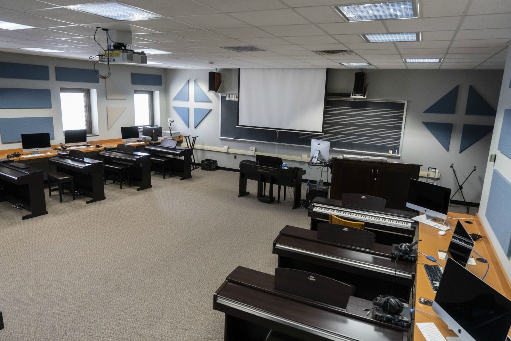 The Music Technology Center is equipped with Yamaha Arius Digital Pianos and Apple iMac computers